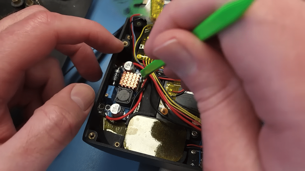 ha costruito una ps4 portatile da zero. e non è una mod qualsiasi