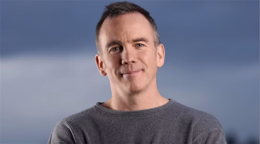 ritratto di pete parsons, storico ceo di bungie, in primo piano.