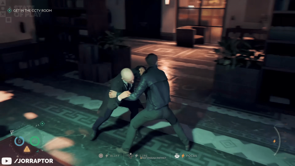 james bond combatte corpo a corpo con una guardia all’interno di un edificio elegante.