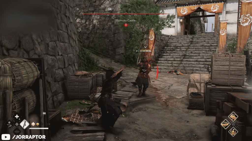 gameplay di assassin's creed shadows con il personaggio che combatte un soldato con un bastone.
