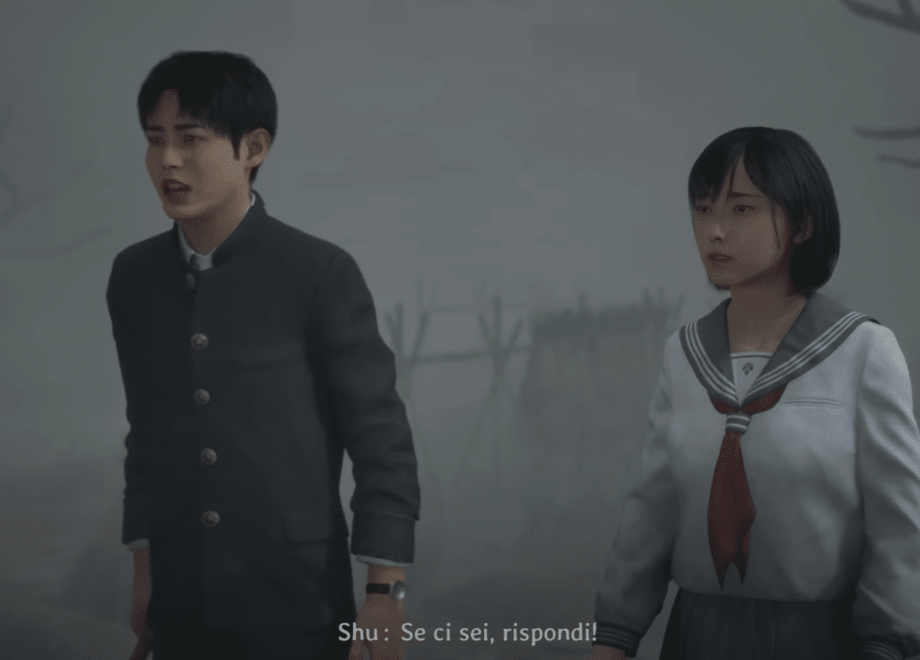 silent hill f | due studenti in uniforme si trovano all'esterno in una fitta nebbia, in stile silent hill f, con sottotitoli in italiano, mentre rinco guarda nella nebbia.