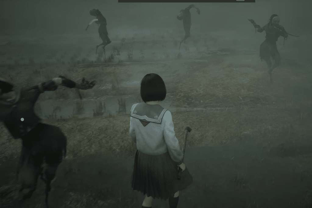 silent hill f  |  uno studente con un bastone si trova in un campo nebbioso, circondato da quattro oscure creature simili a silent hill f, che creano un'atmosfera tesa.