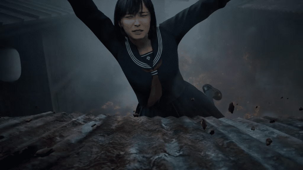 hina shimitsu cade da un tetto in una sequenza di silent hill f