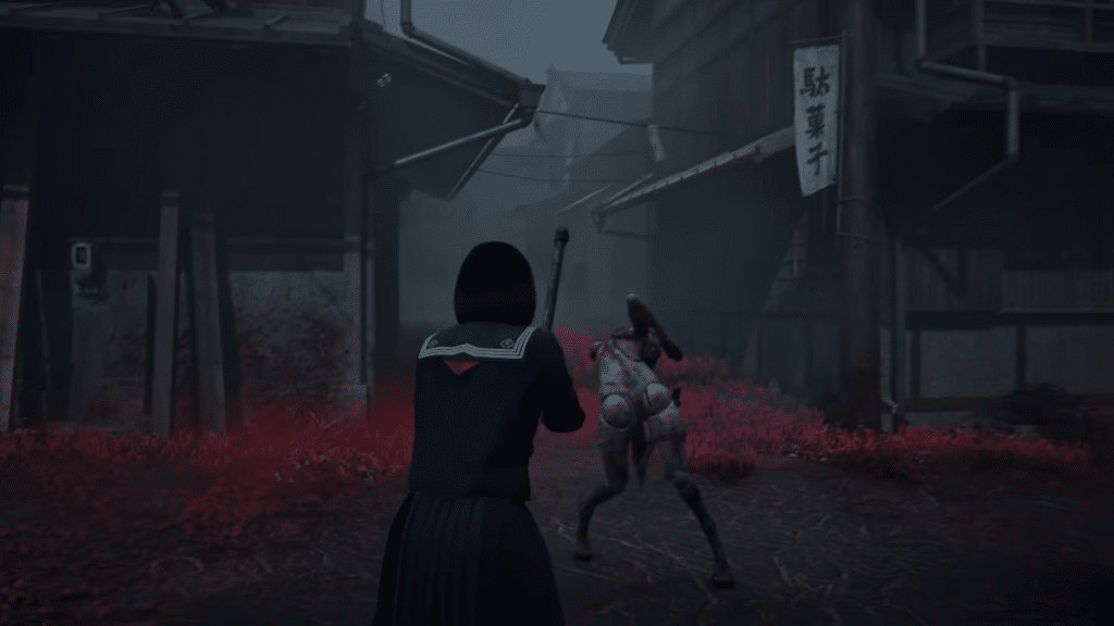 hina affronta una creatura in una strada ricoperta da fiori rossi in silent hill f