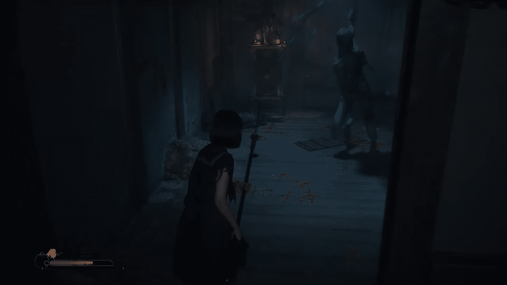 hina shimitsu affronta un mostro in un corridoio oscuro di silent hill f