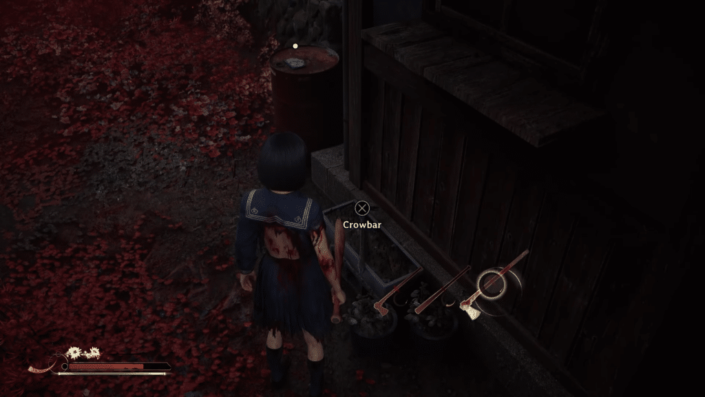 hina trova un piede di porco tra le armi disponibili in silent hill f