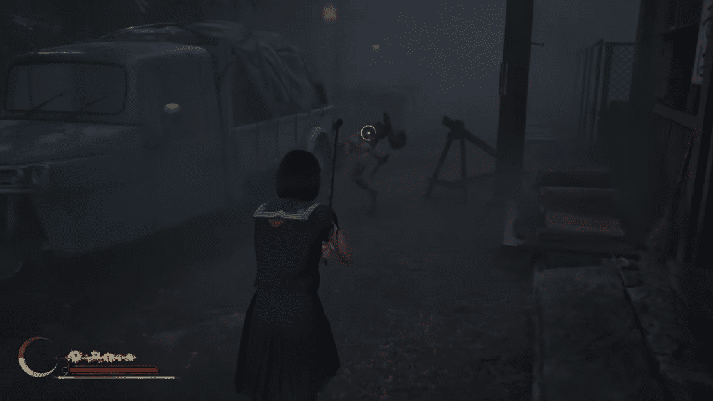 hina combatte un nemico nel villaggio nebbioso di silent hill f