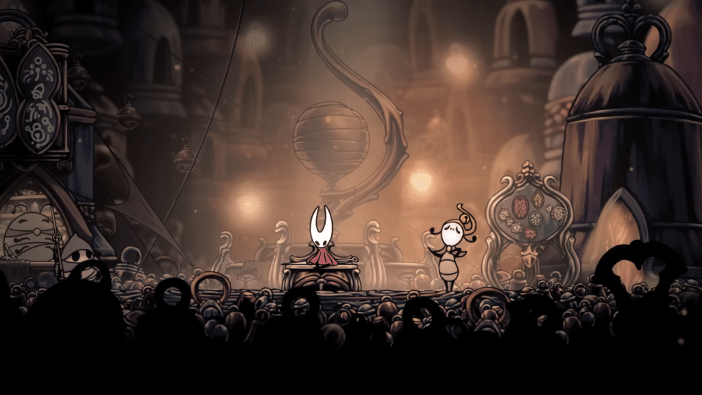 hornet su un palco davanti a una folla in silksong, con luci calde e dettagli architettonici steampunk
