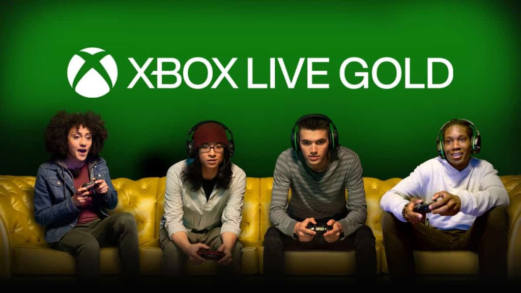 xbox live quattro persone su un divano giallo giocano ai videogiochi con controller e cuffie, sotto il logo xbox live gold su sfondo verde.