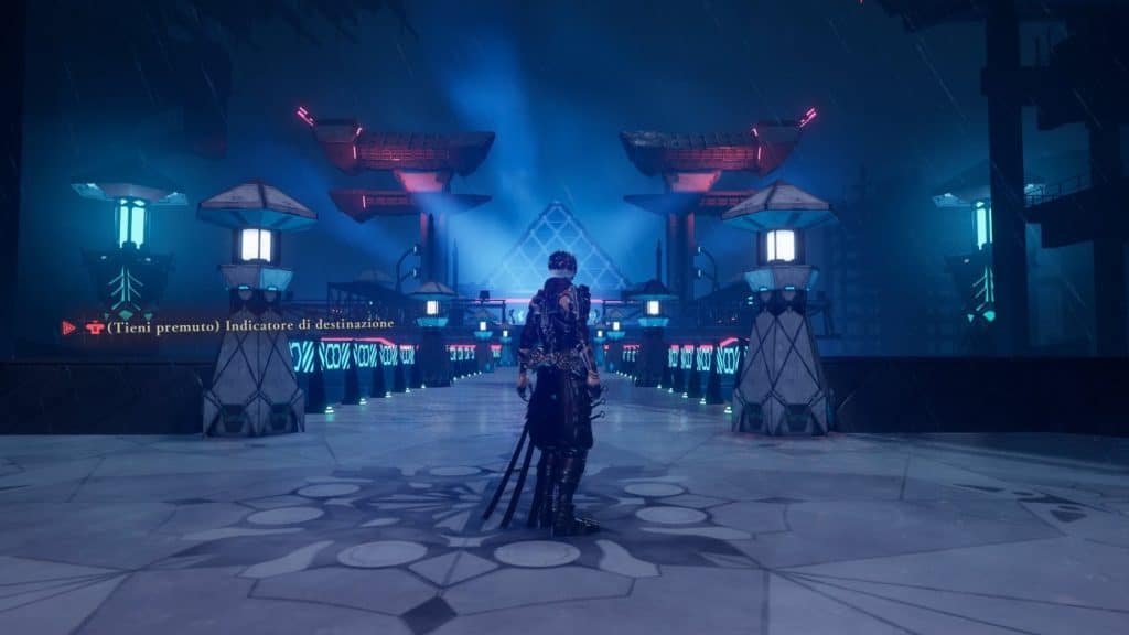 ninja gaiden 4 su game pass: guida a forma corvo di sangue, frenesia e annientamenti

ninja gaiden 4 è finalmente arrivato su game pass e riporta in scena la pura adrenalina firmata team ninja e platinum games. ryu hayabusa torna a brandire la sua spada in un action che mescola velocità, precisione e brutalità. se stai per provarlo o l’hai già scaricato dall’abbonamento, questa guida ti spiega nel dettaglio come funzionano le meccaniche chiave del gioco: la forma corvo di sangue, gli annientamenti e la frenesia.

un ritorno alla difficoltà senza compromessi

fin dai primi minuti ninja gaiden 4 mette in chiaro che non c’è spazio per esitazioni. il prologo racconta l’eterna battaglia tra i clan hayabusa e raven per sigillare il potere oscuro del dark dragon. dopo un rituale fallito, il sigillo si indebolisce e ryu deve affrontare una nuova minaccia che risveglia antiche forze. la storia è solo un pretesto per spingerti nel cuore dell’azione, ma aggiunge il giusto tono epico che serve a motivare ogni colpo.

l’atmosfera è cupa, moderna e ricca di contrasti. le strade illuminate di tokyo si alternano a templi distrutti e vicoli pieni di nemici. l’esperienza è stata pensata per essere accessibile: puoi scegliere la difficoltà sin dall’inizio, una novità per la serie che un tempo non concedeva pietà ai principianti.

la forma corvo di sangue

la forma corvo di sangue è una trasformazione temporanea che aumenta potenza e velocità di ryu. quando la barra dedicata si riempie, puoi attivarla per scatenare una serie di colpi devastanti che interrompono anche gli attacchi più pesanti dei nemici. durante questo stato, la tua agilità cresce e i danni inflitti raddoppiano.

la forma corvo di sangue è perfetta contro avversari in guardia o boss con molta resistenza. il suo effetto dura pochi secondi, quindi è essenziale attivarla nel momento giusto. alla fine della trasformazione ryu resta scoperto, perciò conviene usarla per concludere uno scontro o ribaltare la situazione in extremis.

annientamenti e smembramenti

gli annientamenti sono la firma di ninja gaiden 4. dopo aver smembrato un nemico, puoi eseguire un colpo finale istantaneo che lo elimina all’istante. il tempismo è tutto: se agisci subito, ottieni anche una lieve rigenerazione della salute e un incremento della barra del fulcro sanguigno.

il sistema mantiene la ferocia classica dei precedenti capitoli ma la rende più dinamica. gli smembramenti costringono i nemici a cambiare comportamento: anche feriti possono contrattaccare, quindi la rapidità d’esecuzione è vitale. padroneggiare questo ritmo è la chiave per sopravvivere nei livelli più avanzati.

frenesia e fulcro sanguigno

la frenesia è la meccanica più spettacolare del gioco. tenendo premuti i tasti dorsali, ryu entra in uno stato di potenza totale. ogni colpo infligge danni letali e i nemici vengono abbattuti in un lampo. la durata è breve, ma in questo intervallo sei quasi invulnerabile.

durante la frenesia, le essenze di sangue rilasciate dai nemici vengono assorbite più velocemente e contribuiscono a ricaricare la barra del fulcro sanguigno. questa barra permette di eseguire le tecniche finali, attacchi a carica che spazzano via gruppi di nemici. mentre la carichi, il personaggio è protetto da una breve invincibilità, utile per invertire il corso di uno scontro.

tecniche acrobatiche e mobilità

ryu è un ninja, e ninja gaiden 4 lo ricorda in ogni secondo di gameplay. puoi muoverti tra le pareti con il passo senza ombra, arrampicarti in verticale e sfruttare il colpo dell’uccello volante per travolgere i nemici dall’alto. le arene sono pensate per il movimento costante: restare fermi significa morire.

il combat system premia chi unisce riflessi e creatività. alternare schivate perfette, parate e contrattacchi mantiene alto il moltiplicatore di danno. ogni arma ha animazioni e combo uniche, dal classico drago nero alla lama doppia, e la fluidità dei controlli a 120 fps consente un livello di precisione che pochi action possono vantare.

prestazioni e reattività

ninja gaiden 4 brilla soprattutto sul fronte tecnico. a 120 fps il gameplay è una danza di colpi e schivate, con input immediati e un feedback costante. la telecamera è più stabile rispetto ai capitoli precedenti, anche se in spazi stretti tende ancora a spostarsi troppo rapidamente. su pc e console di nuova generazione l’ottimizzazione è eccellente, con caricamenti quasi istantanei e animazioni rifinite.

il contributo di platinum games si percepisce nella fluidità dei combattimenti e nella pulizia visiva, mentre l’esperienza team ninja garantisce la profondità e la precisione che i fan storici si aspettano.

differenze rispetto ai vecchi capitoli

rispetto ai classici della serie, ninja gaiden 4 introduce una struttura più accessibile. la presenza di tutorial interattivi, missioni di addestramento e difficoltà selezionabili rende il gioco più adatto a chi non ha mai affrontato ryu hayabusa. allo stesso tempo, le meccaniche come frenesia e annientamenti mantengono l’essenza hardcore che ha reso leggendario il franchise. è un equilibrio raro: punitivo ma mai frustrante.

il darknest e l’addestramento con tyran

tra un combattimento e l’altro puoi tornare al darknest, un terminale che funge da hub. da qui è possibile accedere a missioni secondarie, acquistare potenziamenti o allenarti. il maestro tyran ti guida nell’apprendimento delle tecniche più avanzate, spiegando come concatenare combo, sfruttare il fulcro sanguigno e gestire la barra della frenesia. è un aiuto prezioso, soprattutto nelle prime ore di gioco.

un action da provare nel game pass

con ninja gaiden 4, team ninja e platinum games riportano in vita un simbolo del genere action. non è un reboot, ma un’evoluzione fedele allo spirito originale. ogni colpo, ogni schivata e ogni smembramento trasmette la sensazione di controllo totale. grazie alla disponibilità su game pass, è l’occasione perfetta per tornare a brandire la spada del drago e mettere alla prova i tuoi riflessi.

segui gamecast su instagram
 per non perderti altri contenuti esclusivi sul mondo degli action.