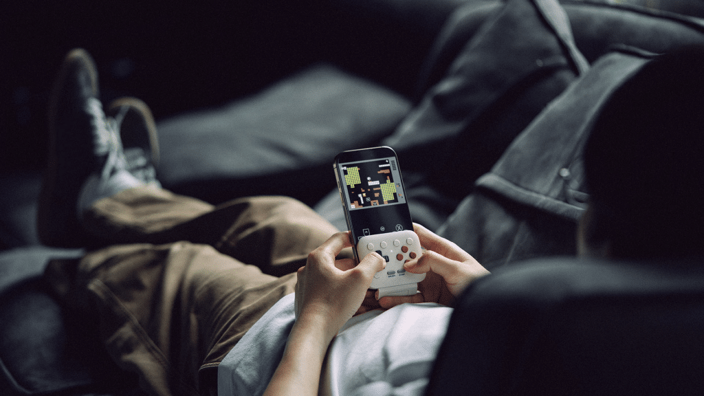 8bitdo flippad arriva in europa: prezzo, compatibilità e come funziona il controller per smartphone