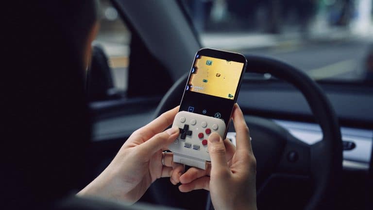 8BitDo FlipPad arriva in Europa: prezzo, compatibilità e come funziona il controller per smartphone