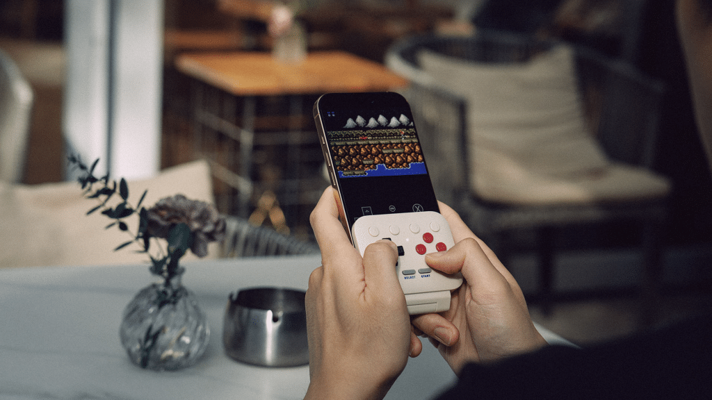 8bitdo flippad arriva in europa: prezzo, compatibilità e come funziona il controller per smartphone